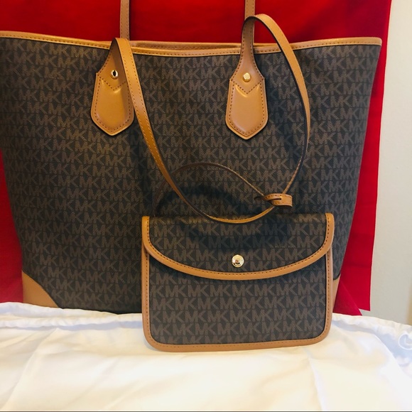 Michael Kors oversized tote and snap pouch. - Picture 7 of 16